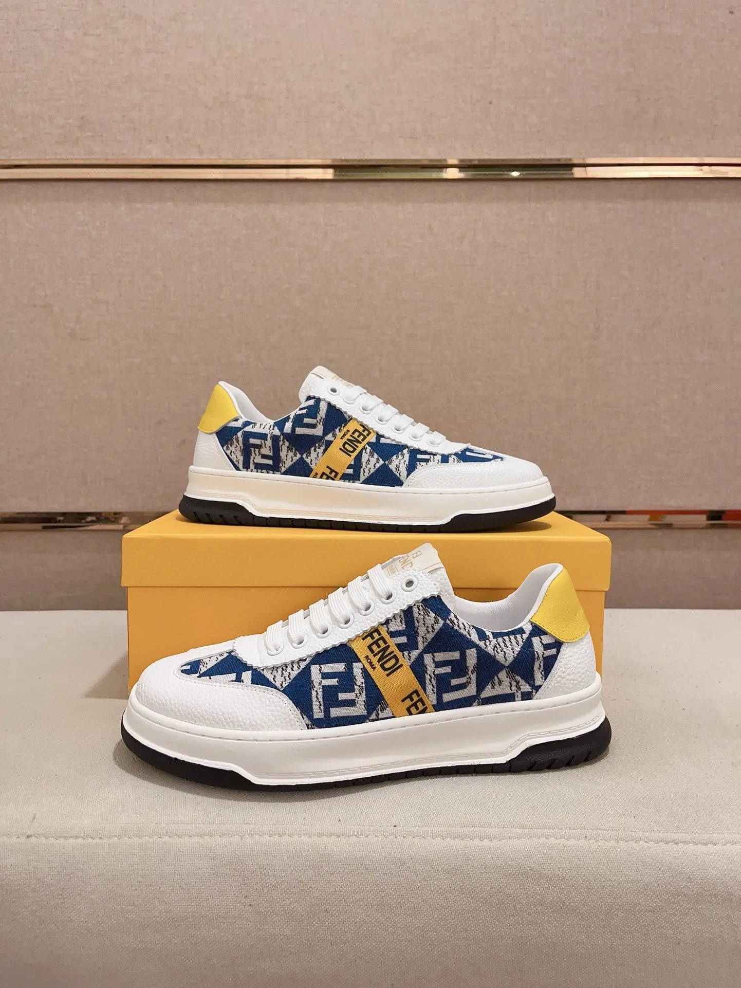 Men's shoes💰: 400💰[Fendi] Fendi's latest casual shoes for men! Available at counters simultaneously! A one-to-one replica of the original. All imported official website one-to-one cowhide fabric. The interior is made of top-grade sheepskin, and the original factory-supplied rubber outsole is used. Leading new fashion concepts. Matching code: 38-44. (can be customized for 45 non-refundable)